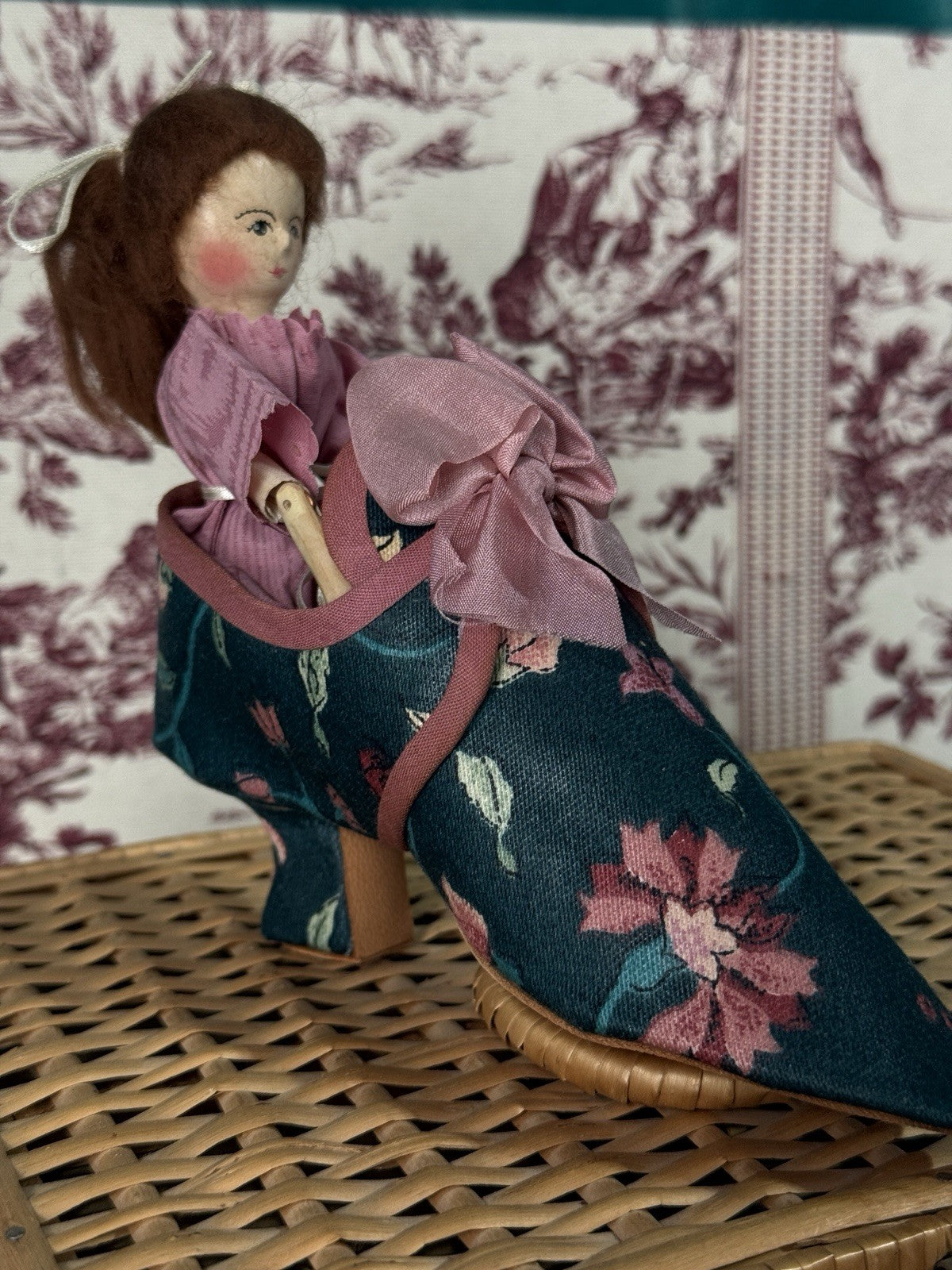 Vintage 1991 Collectible UFDC Artist Judy Brown Carved Wood Peg 6” Doll in Shoe