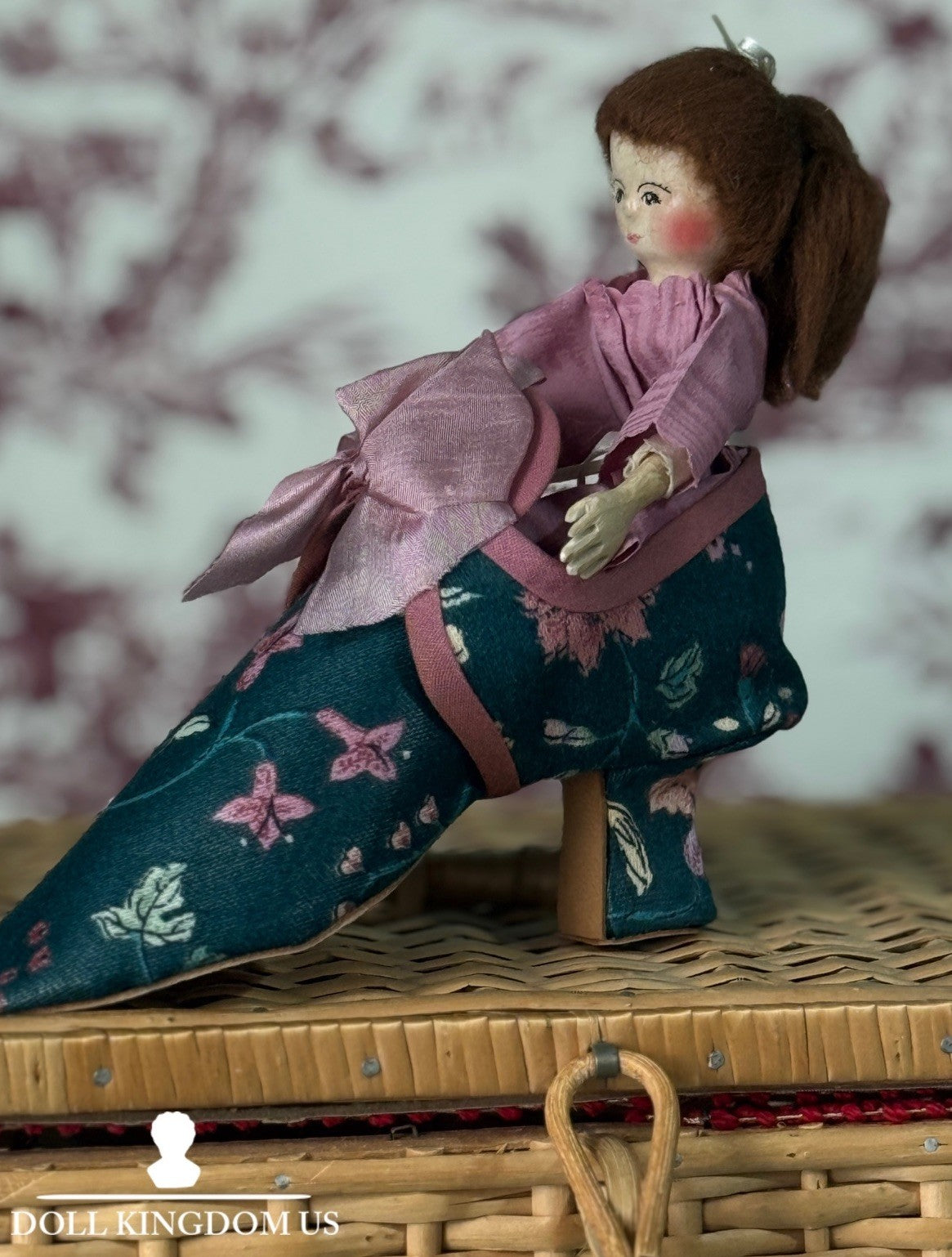 Vintage 1991 Collectible UFDC Artist Judy Brown Carved Wood Peg 6” Doll in Shoe