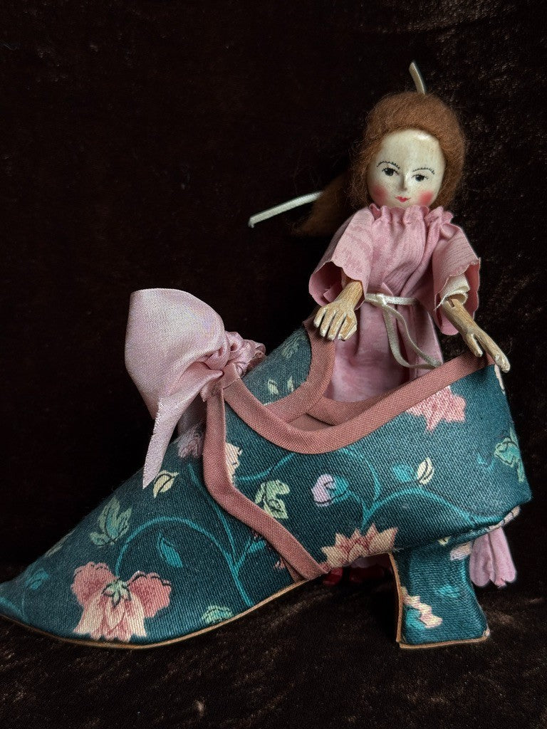Vintage 1991 Collectible UFDC Artist Judy Brown Carved Wood Peg 6” Doll in Shoe