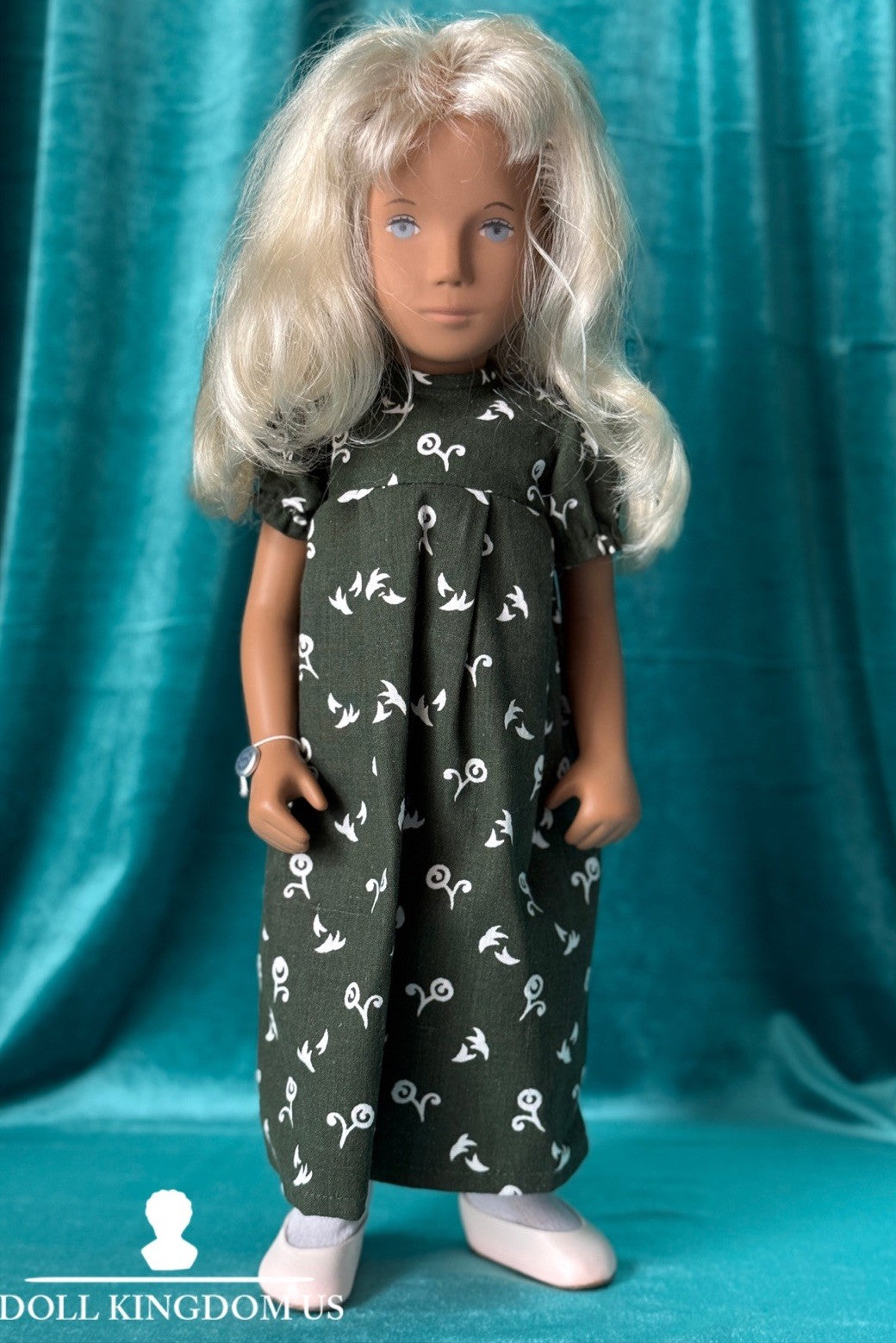 Collectible England Vinyl Sasha Blonde 105 Long Dress Girl Doll with Box/Tag