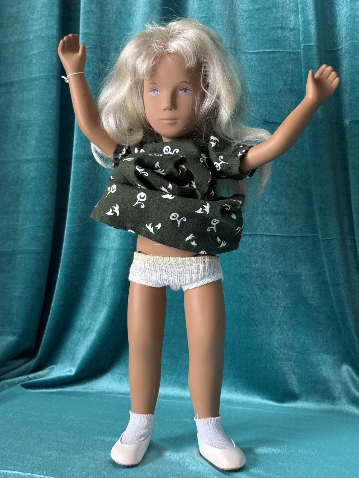 Collectible England Vinyl Sasha Blonde 105 Long Dress Girl Doll with Box/Tag