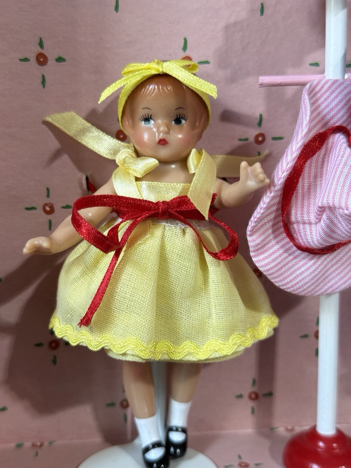 Lot Of 8 Reproductions Of Vintage Effanbee Wee Patsy Dolls With Doll Trunk