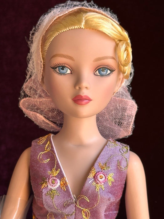 Tonner Ellowyne Wilde Puff Piece Fashion Doll New in Box