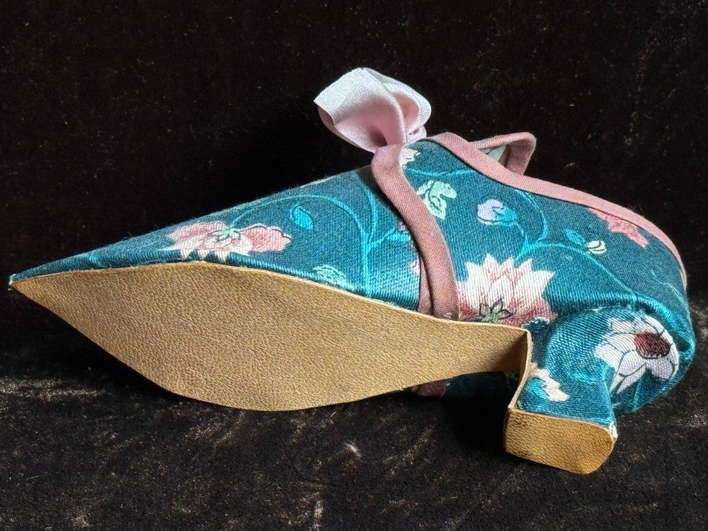 Vintage 1991 Collectible UFDC Artist Judy Brown Carved Wood Peg 6” Doll in Shoe