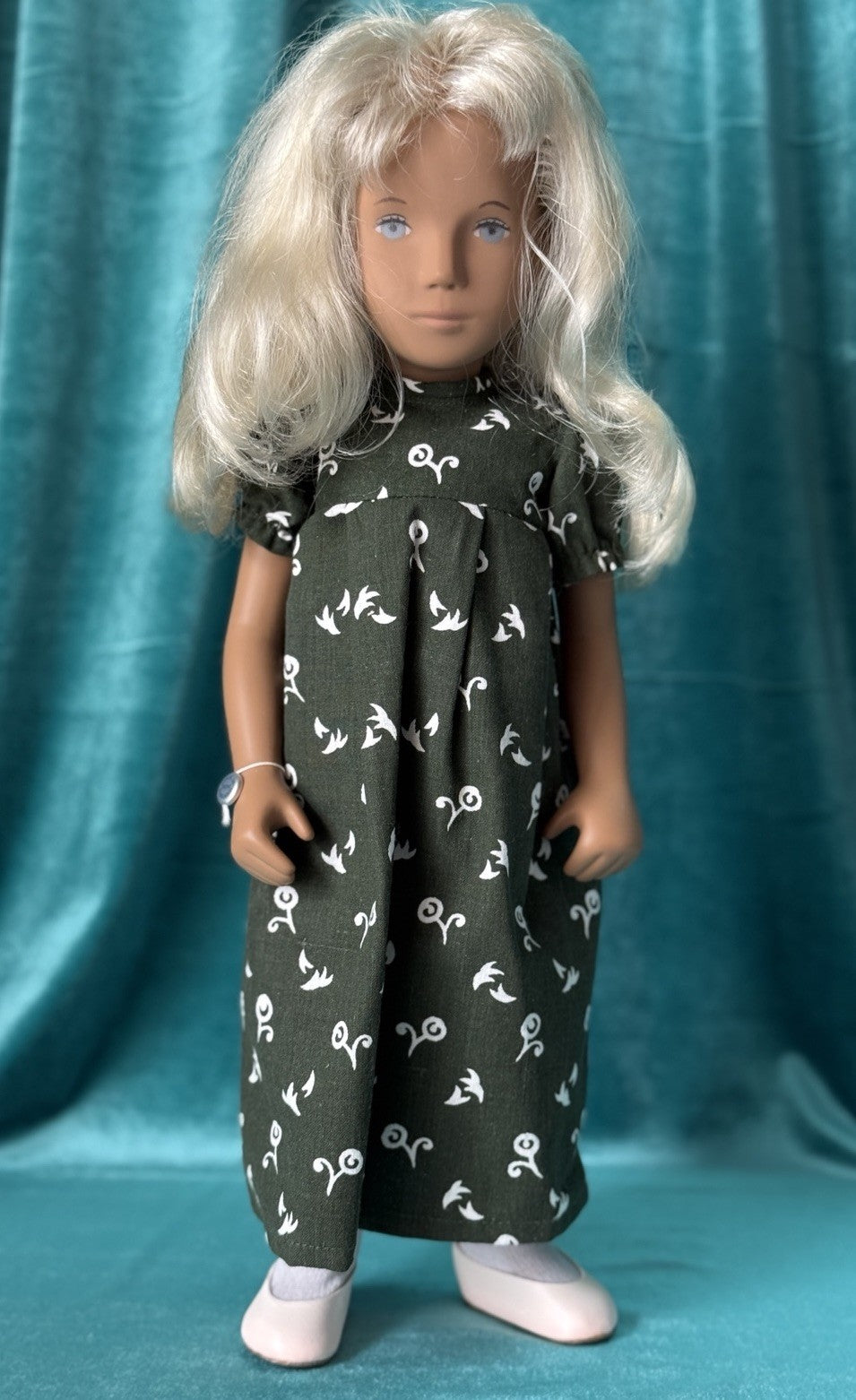 Collectible England Vinyl Sasha Blonde 105 Long Dress Girl Doll with Box/Tag