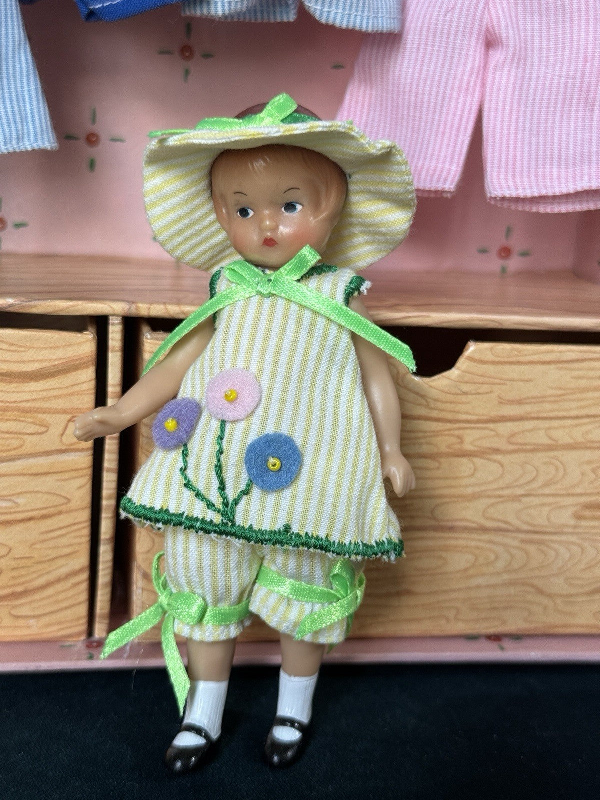 Lot Of 8 Reproductions Of Vintage Effanbee Wee Patsy Dolls With Doll Trunk