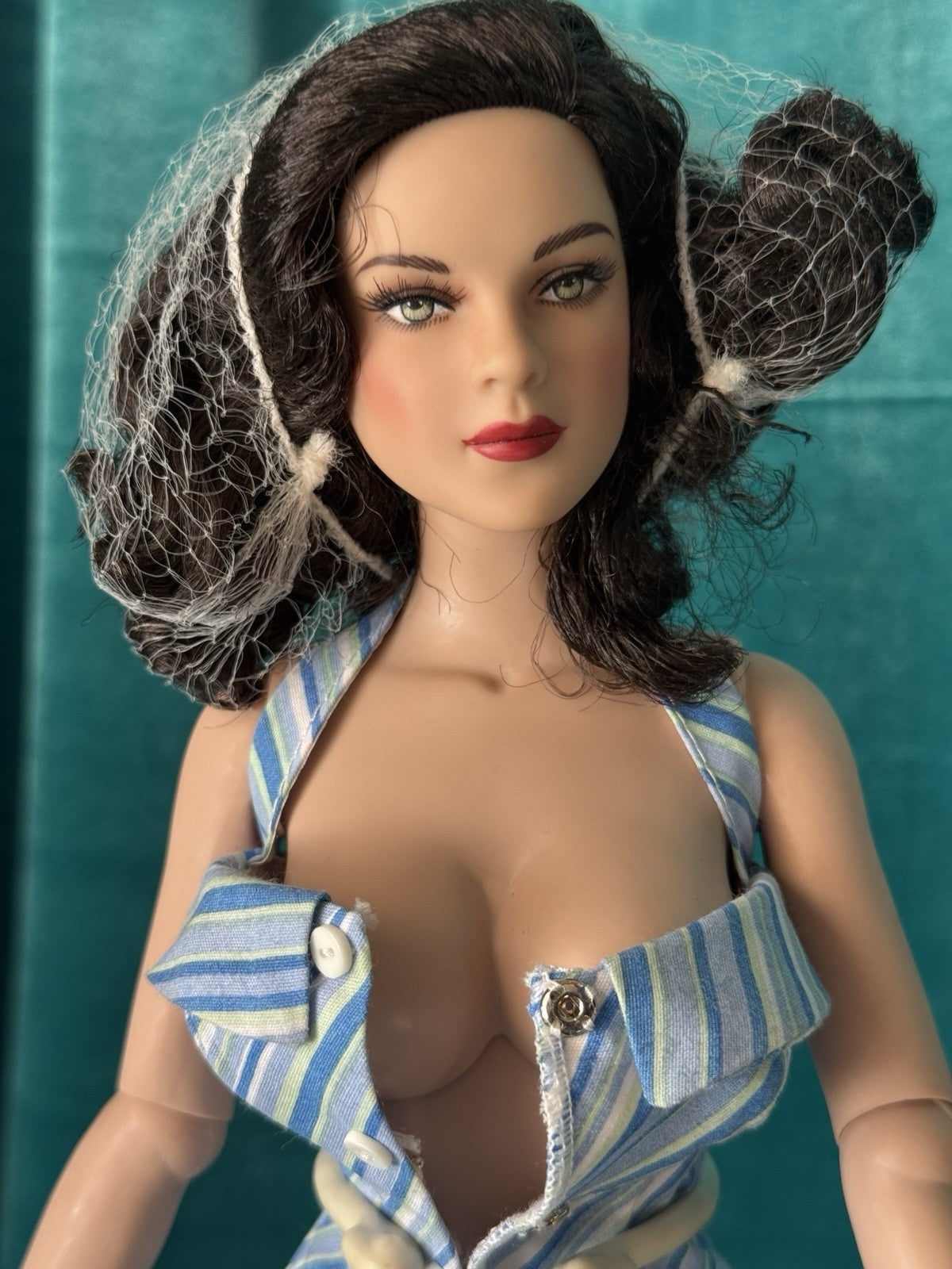 MIB Rare Tonner Deeanna  Denton Turning Heads Poolside Brunette 17” Doll