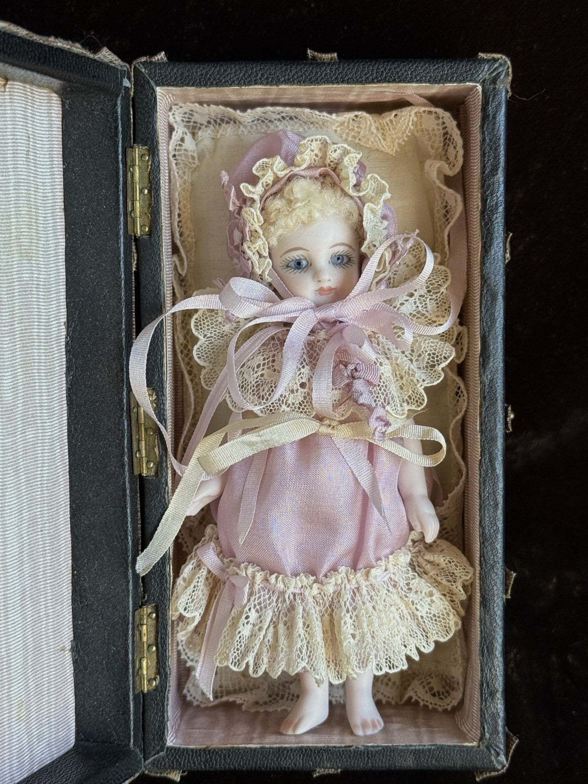 Miniature 4.25” Cathy Hansen Porcelain Lisette & Sac du Voyage UFDC French Doll
