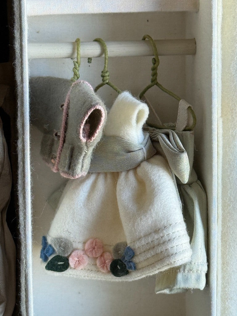 Collectible Maggie lacono Wendy Set with Trunk Accessories New in Box LE 60
