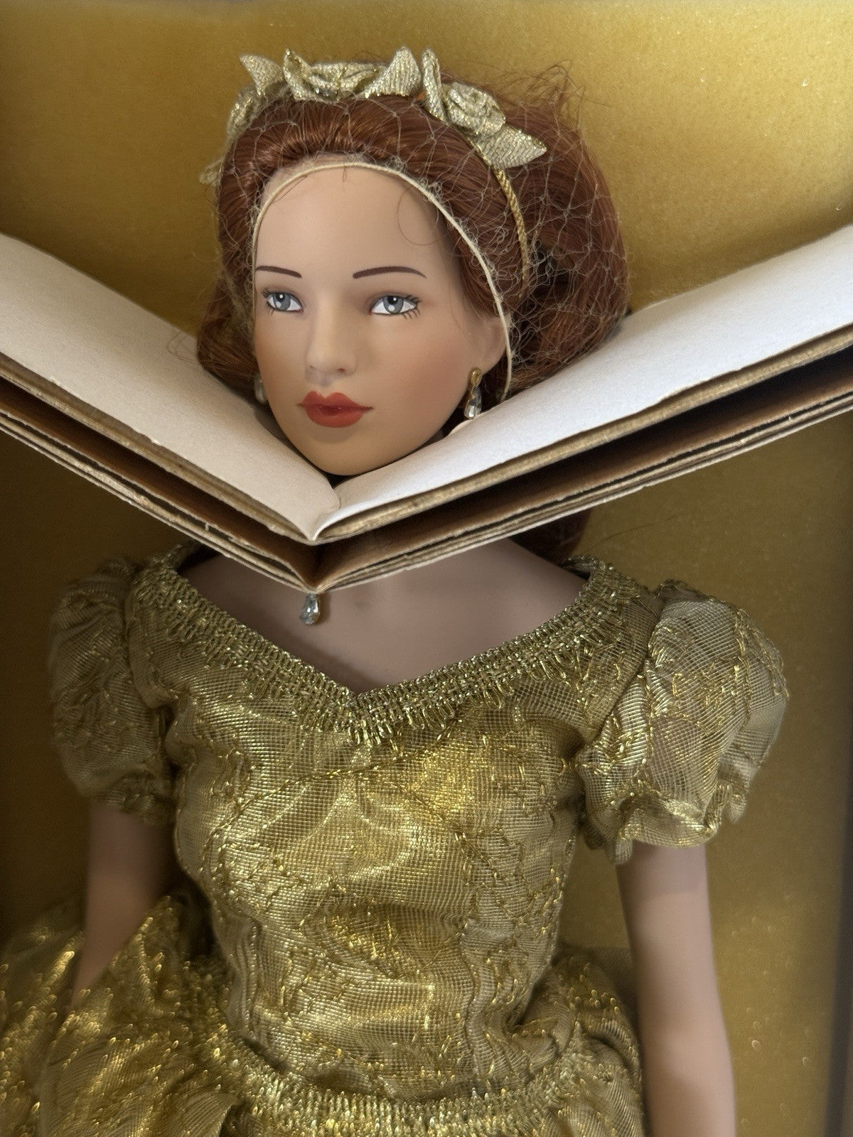 MIB 1998 Robert Tonner "Madeline" porcelain fashion 19” doll
