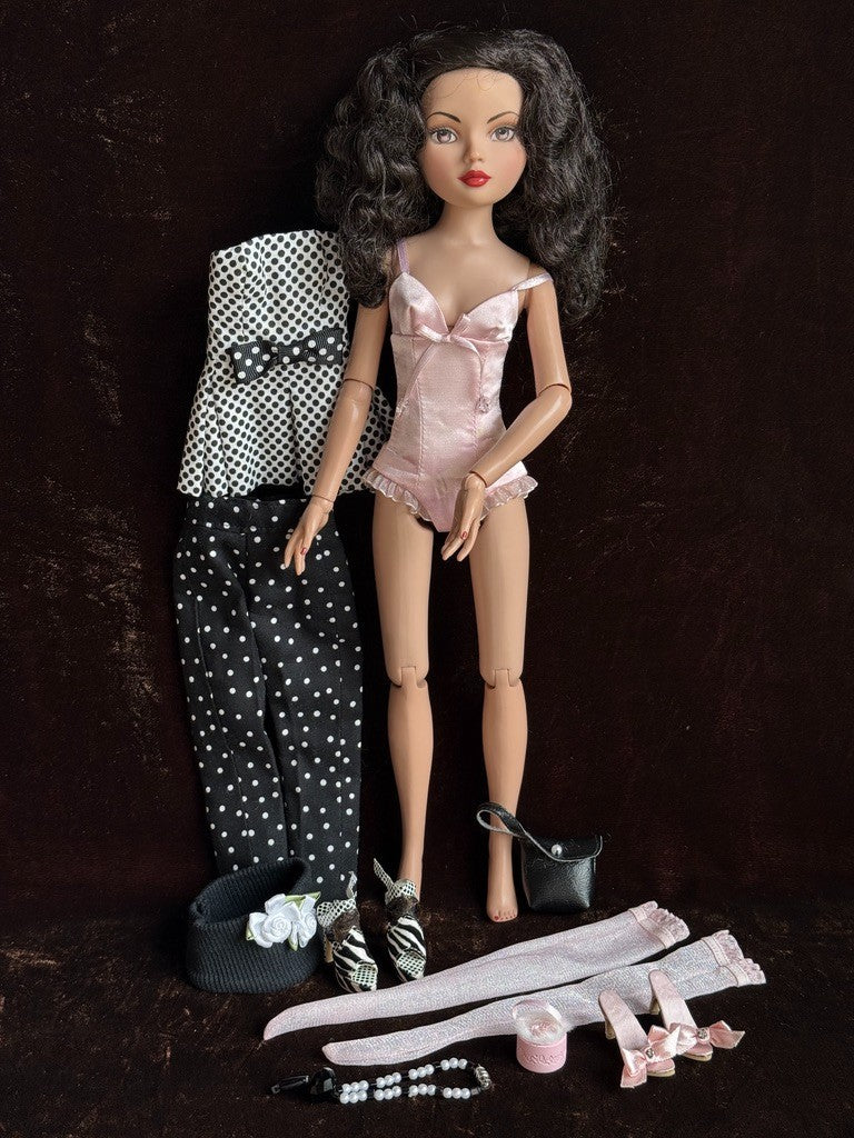 Tonner Ellowyne Wilde Essential Brunette Fashion Doll Box + Extra Outfit