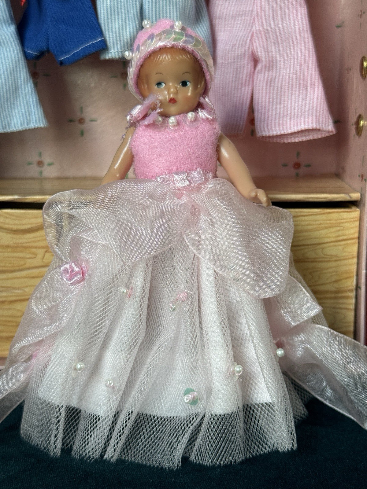 Lot Of 8 Reproductions Of Vintage Effanbee Wee Patsy Dolls With Doll Trunk