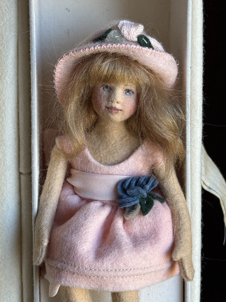 Collectible Maggie lacono Wendy Set with Trunk Accessories New in Box LE 60
